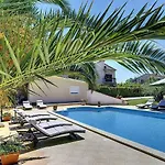 Attraktive Mit Grossem Pool, Klimaanlage, Wlan, Bbq Und Nur 700 Meter Bis Zum Sandstrand Appartamento