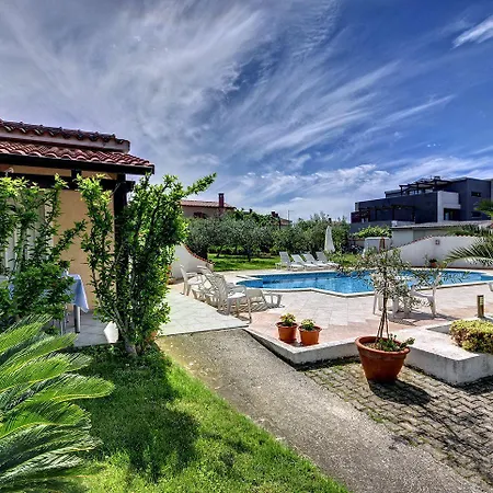 Attraktive Mit Grossem Pool, Klimaanlage, Wlan, Bbq Und Nur 700 Meter Bis Zum Sandstrand