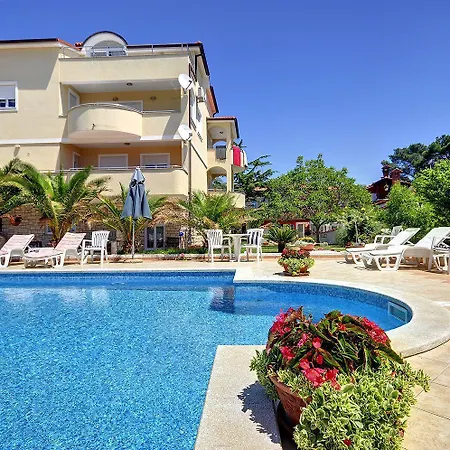 Strandnahe Oase: Mit Pool Und Komfort * Medulin