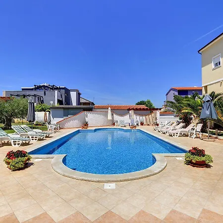 Attraktive Mit Grossem Pool, Klimaanlage, Wlan, Bbq Und Nur 700 Meter Bis Zum Sandstrand 아파트