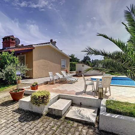 아파트 Attraktive Mit Grossem Pool, Klimaanlage, Wlan, Bbq Und Nur 700 Meter Bis Zum Sandstrand *
