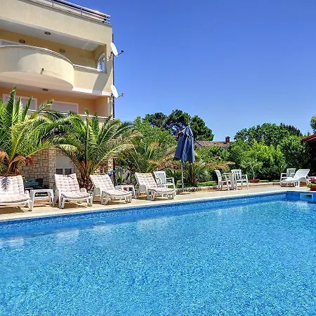Attraktive Mit Grossem Pool, Klimaanlage, Wlan, Bbq Und Nur 700 Meter Bis Zum Sandstrand