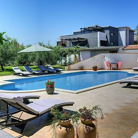 Attraktive Mit Grossem Pool, Klimaanlage, Wlan, Bbq Und Nur 700 Meter Bis Zum Sandstrand