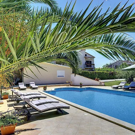 Attraktive Mit Grossem Pool, Klimaanlage, Wlan, Bbq Und Nur 700 Meter Bis Zum Sandstrand 아파트
