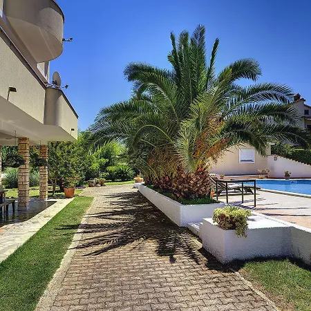 Attraktive Mit Grossem Pool, Klimaanlage, Wlan, Bbq Und Nur 700 Meter Bis Zum Sandstrand
