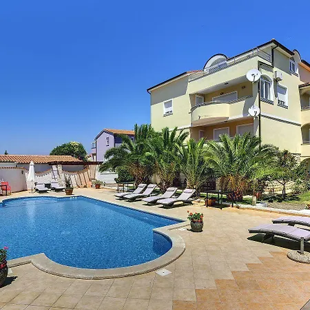 Attraktive Mit Grossem Pool, Klimaanlage, Wlan, Bbq Und Nur 700 Meter Bis Zum Sandstrand Appartamento