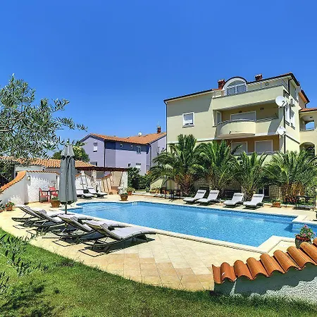 Attraktive Mit Grossem Pool, Klimaanlage, Wlan, Bbq Und Nur 700 Meter Bis Zum Sandstrand Medolino