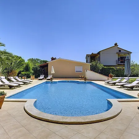 아파트 Attraktive Mit Grossem Pool, Klimaanlage, Wlan, Bbq Und Nur 700 Meter Bis Zum Sandstrand